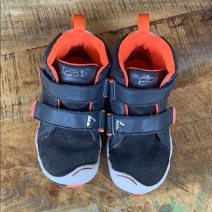 PLAE toddler shoes size 9.5
